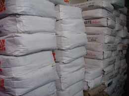 倉(cāng)庫(kù)一角（PVC乳化粉）